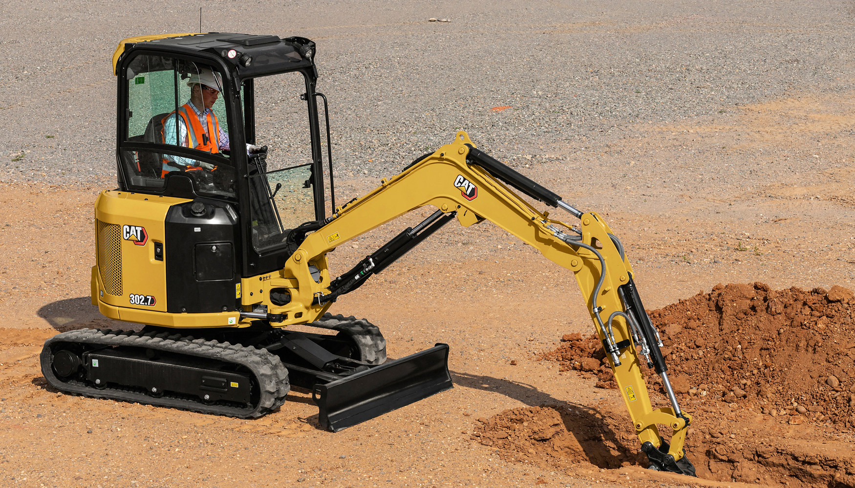 Miniexcavadora Caterpillar trabajando en una obra en Murcia
